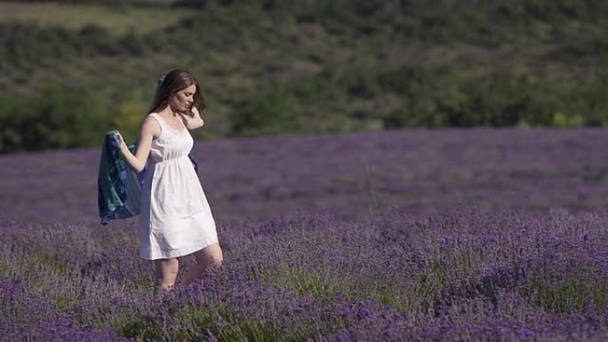 自由感外国美女薰衣草花园行走外国女人