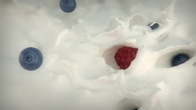 水果掉进牛奶里奶液液体白色