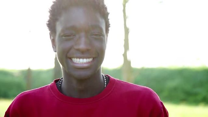 少年微笑着看着相机