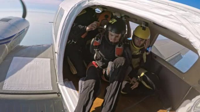 POV年轻女跳伞运动员等待跳下飞机
