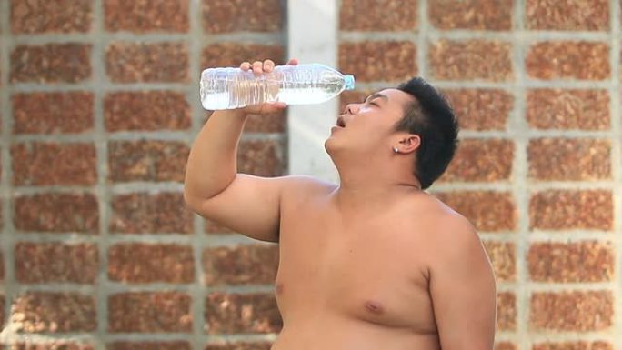 男孩口渴地喝水男孩口渴地喝水运动后补水