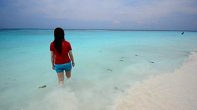 高清: 年轻女子走向大海