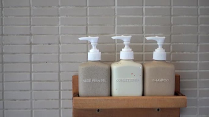 浴室里的瓶装乳液高级酒店卫生间清洁洗漱用