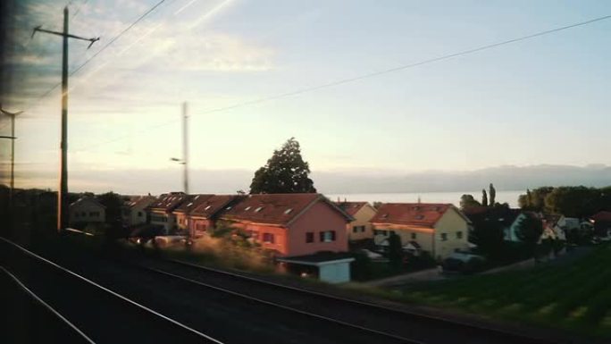 朝前快速列车窗口，日出