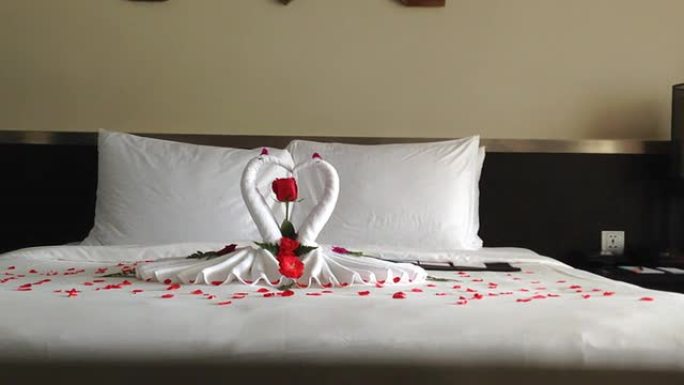 床上的浪漫毛巾