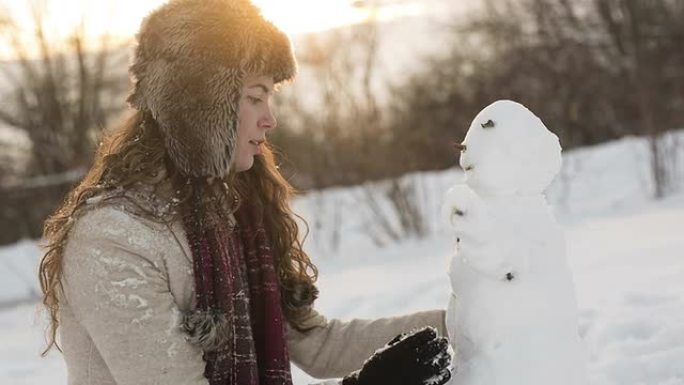 女孩在堆雪人女孩在堆雪人