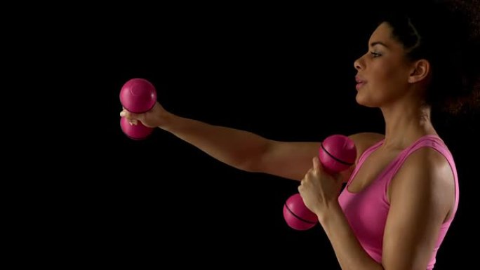 粉红色的健康女人用哑铃锻炼