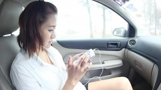 女人在车里用智能手机搜索和监听