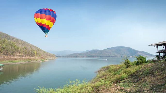 彩色热气球飞越湖面，延时