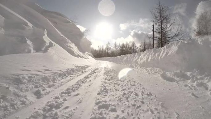 雪地冬季公路行驶至太阳