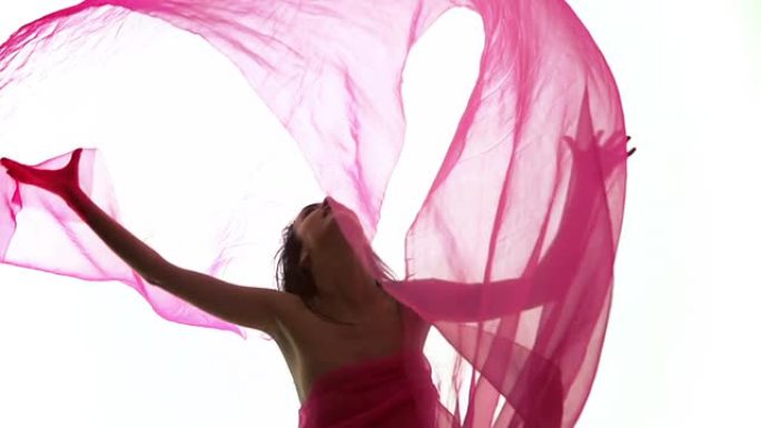 用粉色织物跳舞的女人