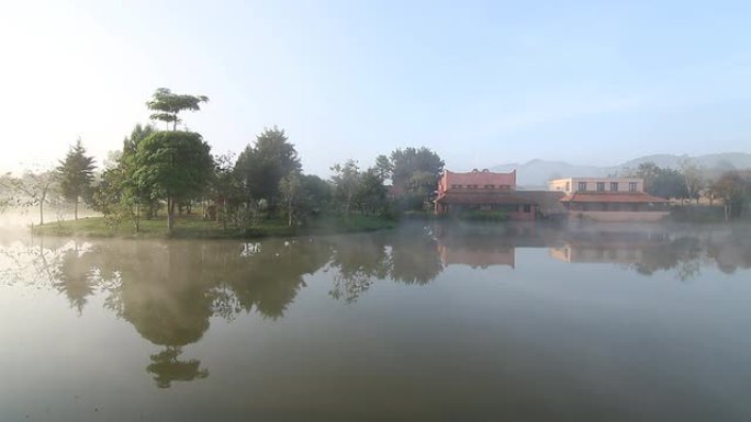 清晨薄雾弥漫。宁静唯美湖水倒影早晨晨雾