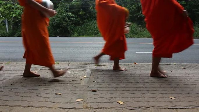 路过长城领取食物的佛教僧侣