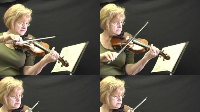奶奶拉小提琴