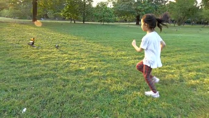 幸福亚洲小女孩跑公园抓鸟