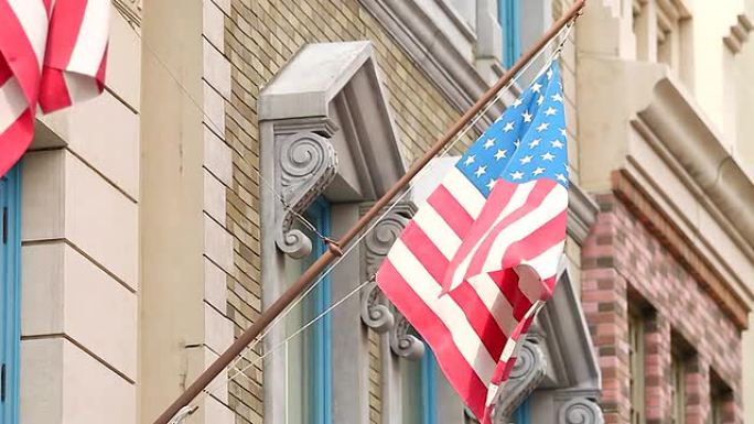 建筑背景上的美国国旗。
