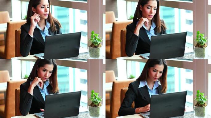 HD：带着笔记本在户外工作的女商人。