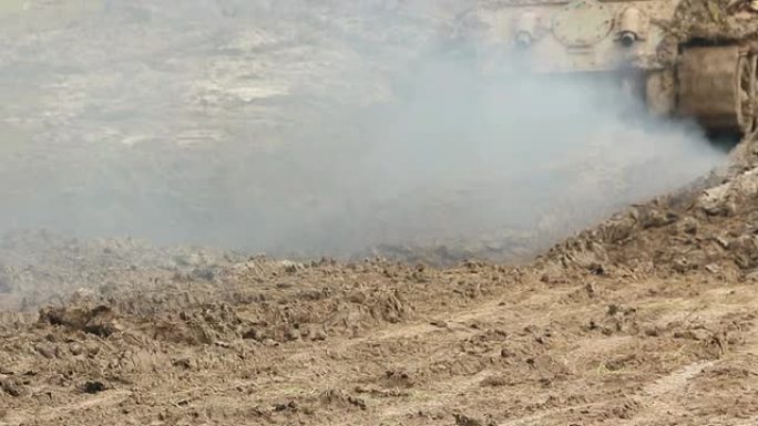 两辆陆军坦克在泥泞的跑道上行驶