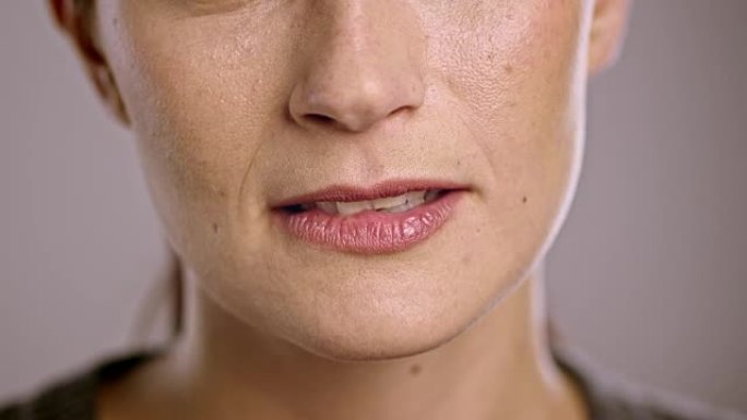 一个年轻的高加索女人调情的嘴唇