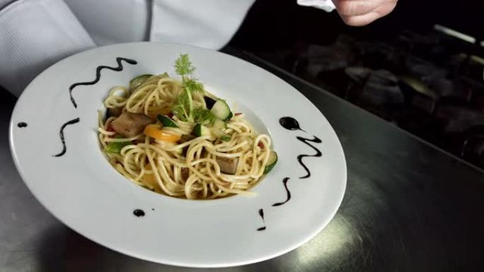 高清: 厨师拿着菜