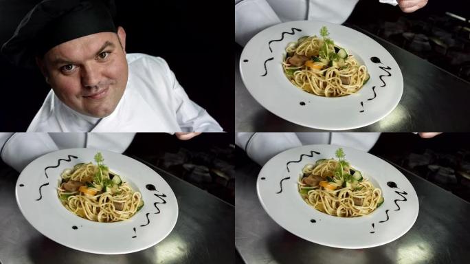 高清: 厨师拿着菜