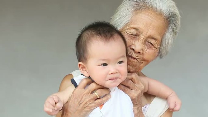 亚洲祖母带着孩子亚洲祖母带着孩子