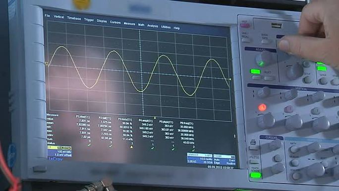 带示波器的科学家带示波器的科学家检测