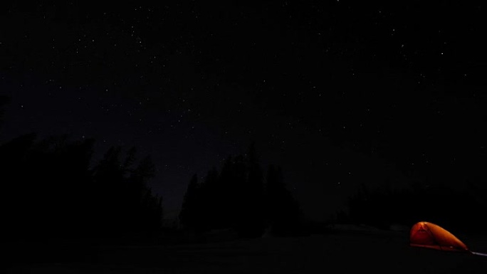 冬天的星夜雪山延时森林雪山激光极地雪山