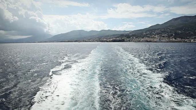 离开巴斯蒂亚港口的渡船的尾迹