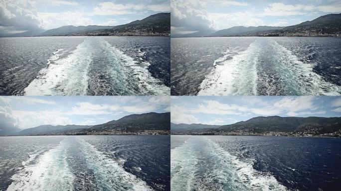 离开巴斯蒂亚港口的渡船的尾迹