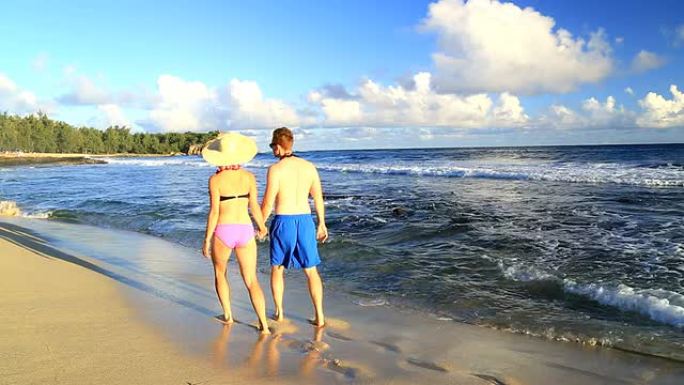 夏威夷考艾岛沉船海滩上的情侣