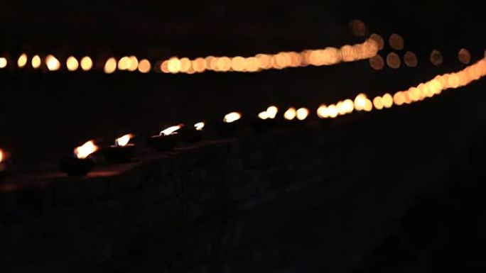 晚上在wat maheyong周围点燃的蜡烛发出的光