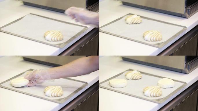 托盘上烤酥皮馅饼