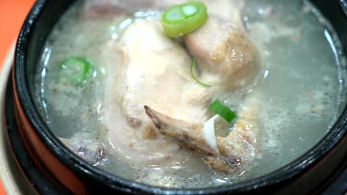 Samgyetang (人参鸡汤) 韩国食品