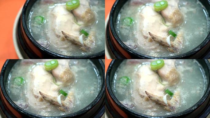 Samgyetang (人参鸡汤) 韩国食品