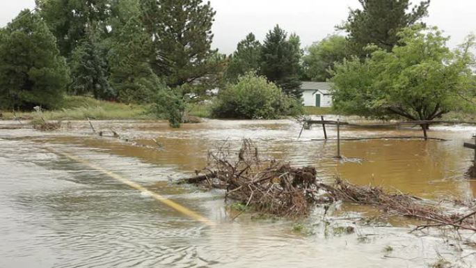 科罗拉多州博尔德市Coal Creek的房屋被淹