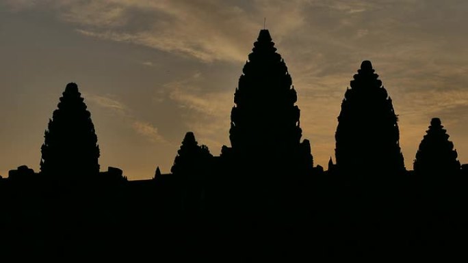 柬埔寨吴哥窟寺庙的日出剪影