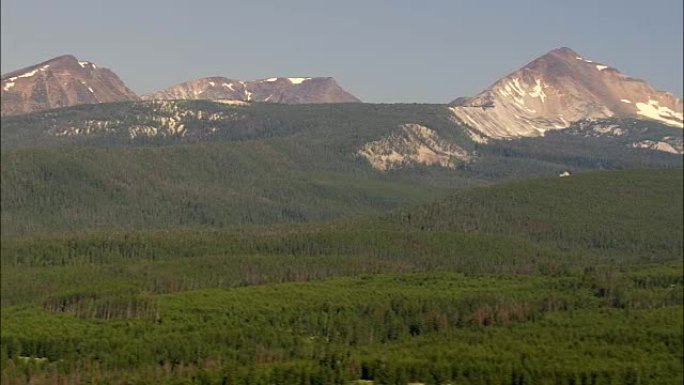 背景中穿越山水蟒山脉的森林-鸟瞰图-蒙大拿州，鹿洛奇县，直升机拍摄，航空视频，cineflex，建立