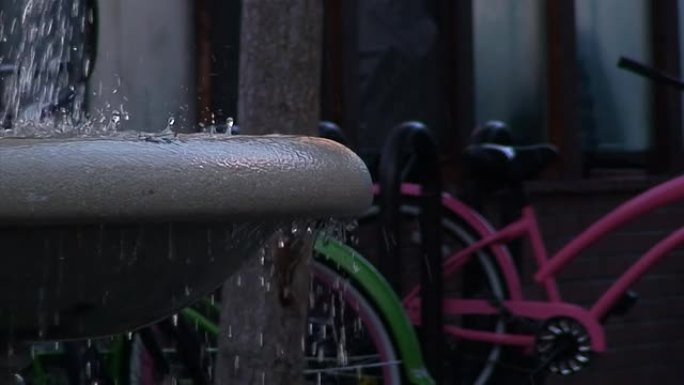 自行车支架处的喷泉特写-高清