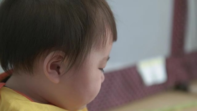 日本婴儿用勺子吃婴儿食品。