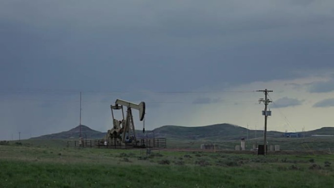 南达科他州风雨如磐的草原油泵杰克火炬烟囱污染