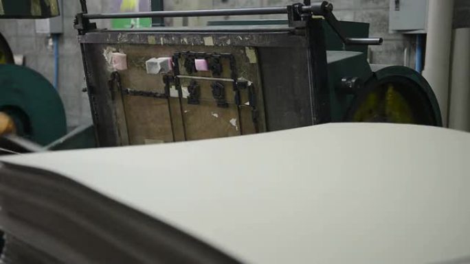 工厂的盒子生产加工打包赶工