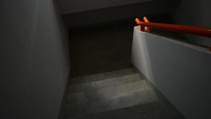 在黑暗中走下楼梯