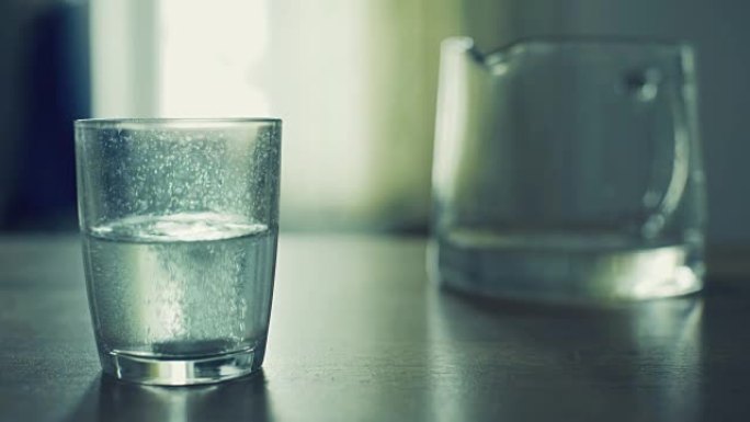 泡腾药在一杯水中