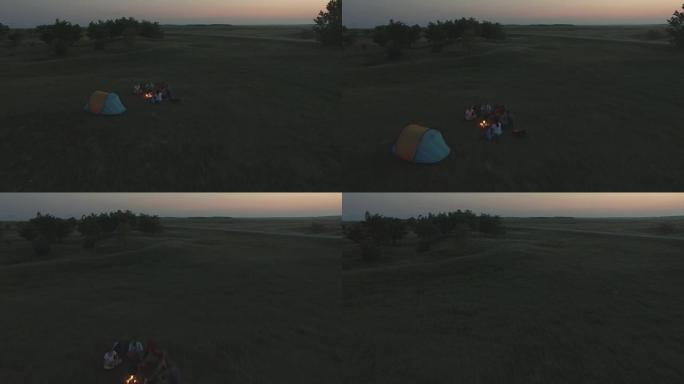 4K: 朋友一起露营。