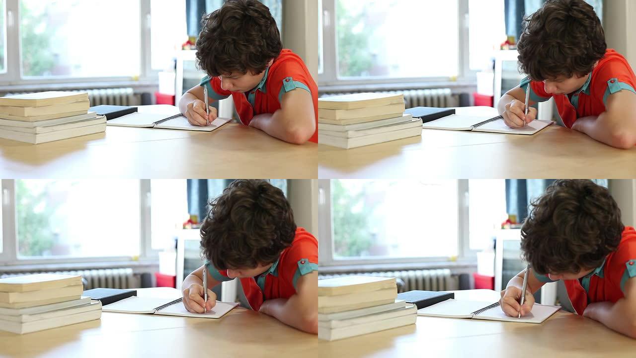 十几岁的男孩一边在笔记本上写字一边努力学习