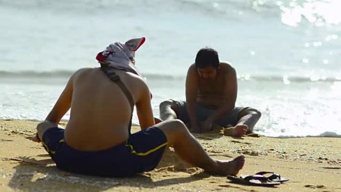平移: 两个年轻人在海滩上感到高兴和恐惧