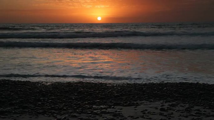 加州卡尔斯巴德海滩岩石海岸上的高清视频日落