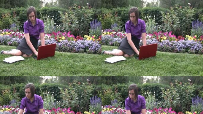 年轻的女人带着笔记本电脑和文件