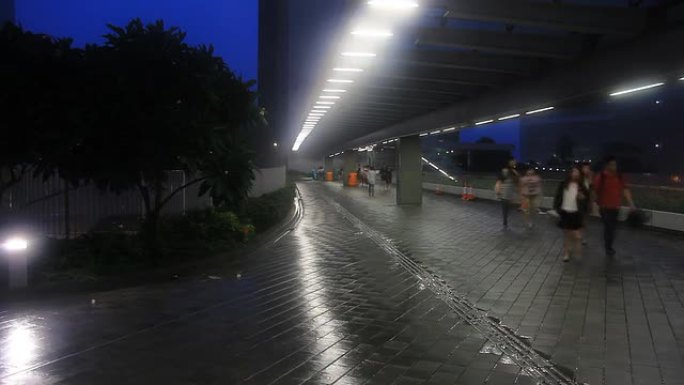 雨夜行人躲雨